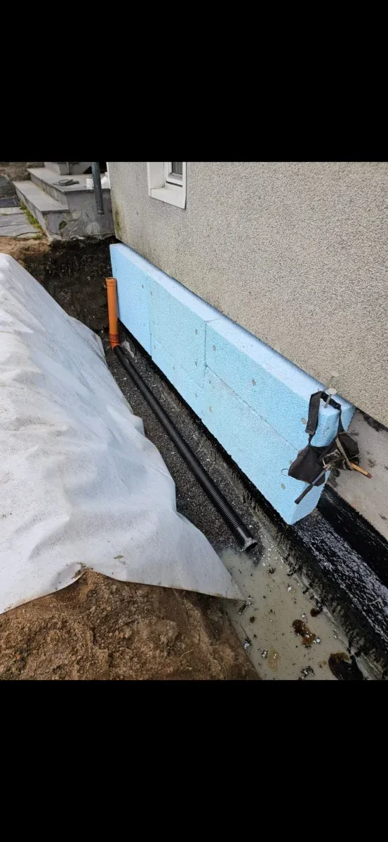 Professionellt dräneringsarbete i Frölunda - Mölnlycke Bygg och Mark gräver vid husgrund för dränering